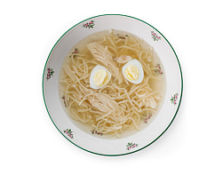Лапша с курицей и перепелиным яйцом